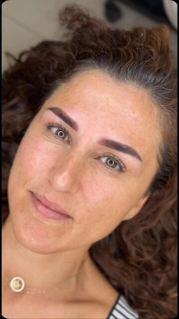 Kaşlarda belli belirsiz değil, tam kararında bir dokunuş. ✨
Tozlama tekniğiyle daha dengeli, zarif ve bakımlı bir görünüm. 🤎
Güzelliğinize ince bir imza. ✨
#ilknurmakeup #tozlamatekniğikas