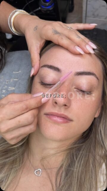 Doğal, belirgin ve yüz hatlarınızla uyumlu kaşlar. ✨
Tozlama tekniği ile bakışlarınıza kalıcı ve zarif bir dokunuş. 🤎

📍 İlknur Makeup
Randevu ve detaylı bilgi için DM 💌